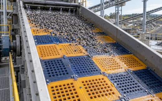 Modular polyurethane screen panels on a wet aggregate vibrating deck
